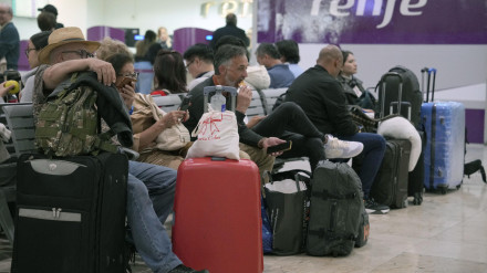 Los servicios de AVE y Larga Distancia de Renfe, así como el servicio de Rodalies, que sufrió algunas complicaciones a pirmera hora, han recuperado este miércoles la normalidad en la Estación de Sants de Barcelona tras los retrasos y numerosas cancelaciones vividas ayer, derivadas del apagón generalizado que vivió España el lunes