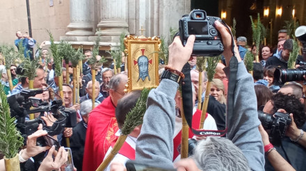Salida de la imagen de la Santa Faz desde la Concatedral de San Nicolás