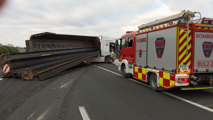 Camión cargado de vigas que volcó en Puerto Lumbreras