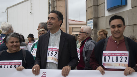 Monseñor Fernando García Cadiñanos en una movilización por el trabajo decente