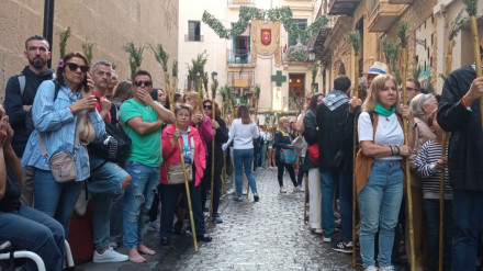 Peregrinos esperando a la imagen de la Santa Faz para hacer la romería