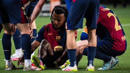 Jules Koundé se retiró lesionado en la primera parte del encuentro ante el Inter de Milán.