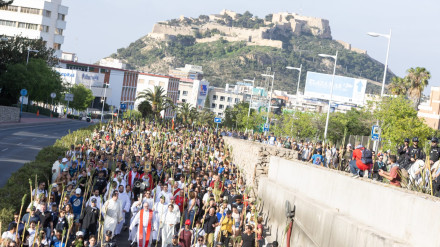 El buen tiempo y el festivo del 1 de mayo han convertido este año la Santa Faz en la más multitudinaria de la historia.
