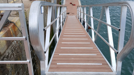 El nuevo pantalán colocado en Cariño