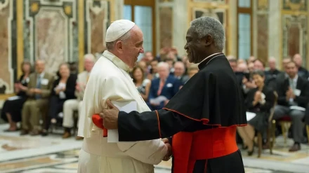 Peter Turkson junto al papa Francisco, en una imagen de 2014