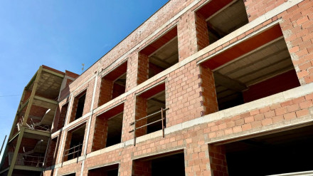 Fachada del edificio inacabado de la ampliación del ayuntamiento de Puerto Lumbreras