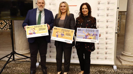 La alcaldesa de Granada, Marifrán Carazo, en el centro en la imagen, en la presentación en el Ayuntamiento del Sorteo de la Cruz Roja