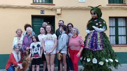 Una de las representaciones con algunos de los visitantes