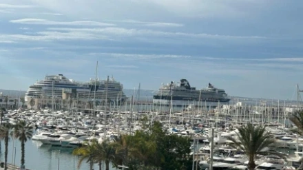 Imagen de archivo de cruceros en el puerto de Alicante