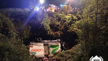 El camión accidentado tras salirse de la vía