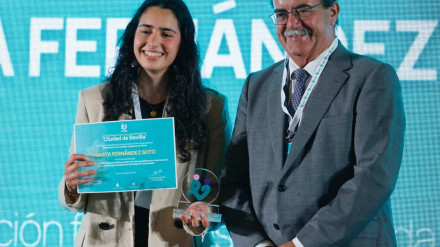 Marta Fernández Soto recibe el premio