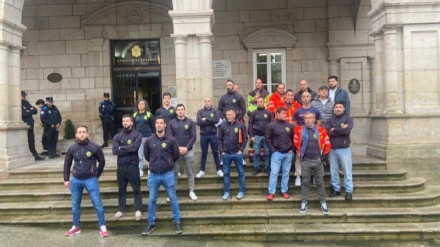 Bomberos y Policías Locales concentrados a las puertas del Concello de Ourense