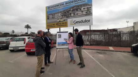 La concejala de Urbanismo y los promotores de un nuevo residencial en el barrio Virgen de las Huertas