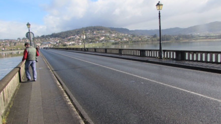 Imagen de archivo del puente de piedra de Pontedeume