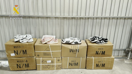 Productos falsificados localizados por la Guardia Civil en Badalona
