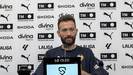 Corberán ante los medios en Paterna