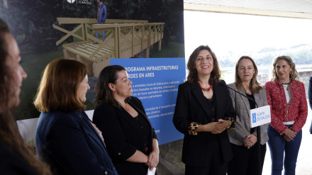 Ángeles Vázquez, en el centro, durante la presentación en Ares