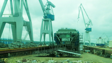 Foto de la grada de Navantia Ferrol con la construcción de la priemera fragata F-110