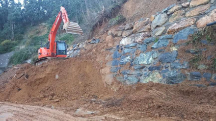 Trabajos de reposición del talud en Cedeira
