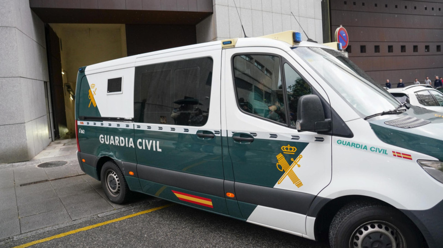 Un furgón de la Guardia Civil traslada al matrimonio de 'la casa de los horrores de Oviedo' del juzgado a la cárcel de Asturias