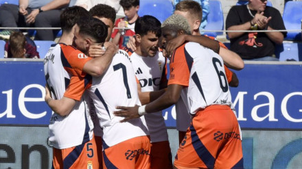 Los futbolistas del Oviedo celebran un gol contra el Huesca