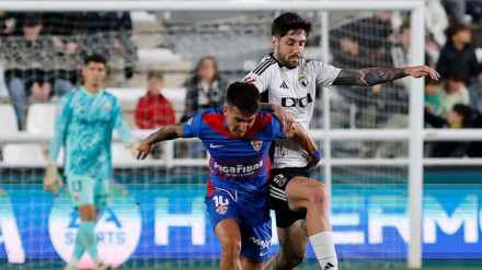 Nico pelea un balón con Fer Niño en el Burgos - Elche