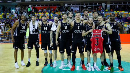 La plantilla celebra la victoria