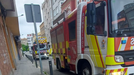 Los camiones del SPEIS de Narón en la calle de Ferrol