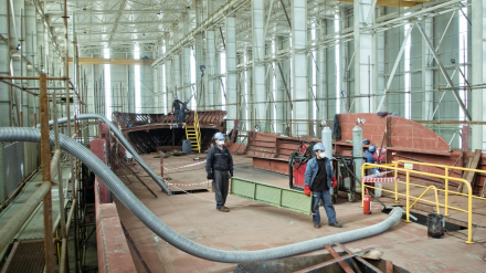 Foto de archivo de unos operarios de pintura en el sector naval