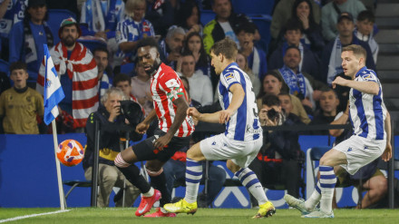 Aihen Muñoz intenta robarle el balón a Iñaki Williams en el Real Sociedad - Athletic