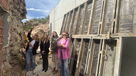 Las concejalas de Desarrollo Local y Urbanismo, junto a técnicos municipales, supervisan el nuevo muro de contención junto al vial de los barrios altos