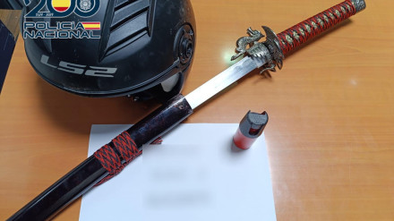 En el vídeo se observa como un menor trata de ocultar una catana entre los setos ante la llegada de los agentes.