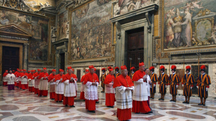 Cardenales entrando en el cónclave
