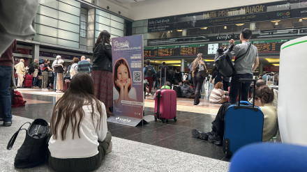 Viajeros esperan a la salida de su tren en Málaga