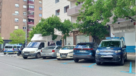 Varias patrullas policiales custodian el portal del suceso