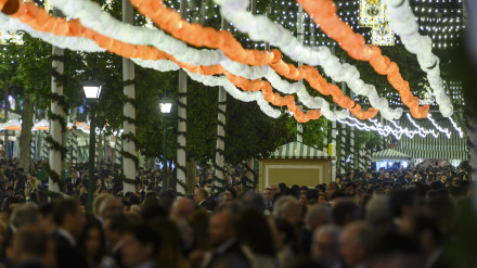La Feria de Abril de Sevilla, la de la vuelta a la fiesta de una semana de duración ya está en marcha oficialmente, tras encenderse el alumbrado, como siempre, a las 12.00 de la noche en punto, al mismo tiempo en su impresionante portada que en las 15 calles de su Real