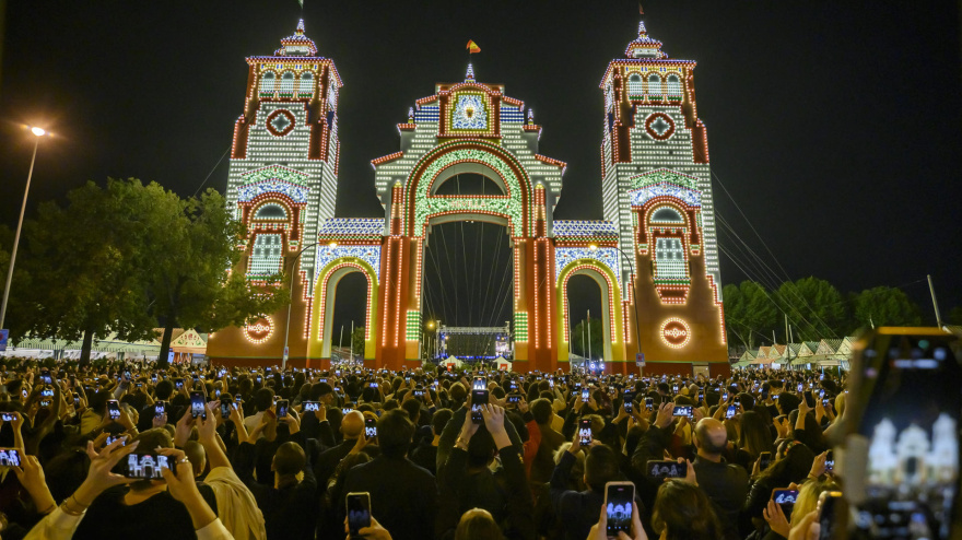 La Feria de Abril de Sevilla, la de la vuelta a la fiesta de una semana de duración ya está en marcha oficialmente, tras encenderse el alumbrado, como siempre, a las 12.00 de la noche en punto, al mismo tiempo en su impresionante portada que en las 15 calles de su Real