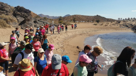 Una ruta senderista de mujeres por el litoral de Lorca durante una edición anterior de los Juegos Deportivos
