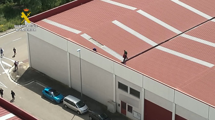 Así intentaron huir los narcotraficantes por el tejado de unas naves industriales de Cadrete.