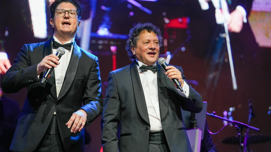 Un momento de la actuación de los Cantores de Híspalis en la gala previa al 'Alumbrao'