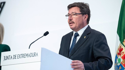 El consejero de Economía, Empleo y Transformación Digital, Guillermo Santamaría, en rueda de prensa tras el Consejo de GobiernoDoce pymes extremeñas podrán beneficiarse de las ayudas convocadas para la Junta de Extremadura para la creación de soluciones innovadoras a retos empresariales, que están dotadas con 250.000 euros.ECONOMIA ESPAÑA EUROPA EXTREMADURAJUNTA DE EXTREMADURA