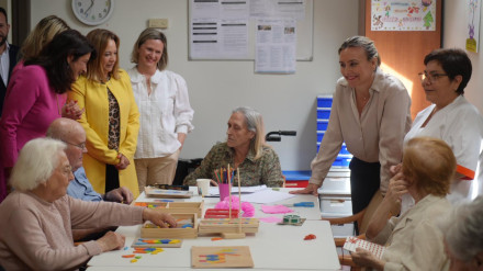 La consejera de Política Social conversa con ancianos de la residencia Caser de Lorca