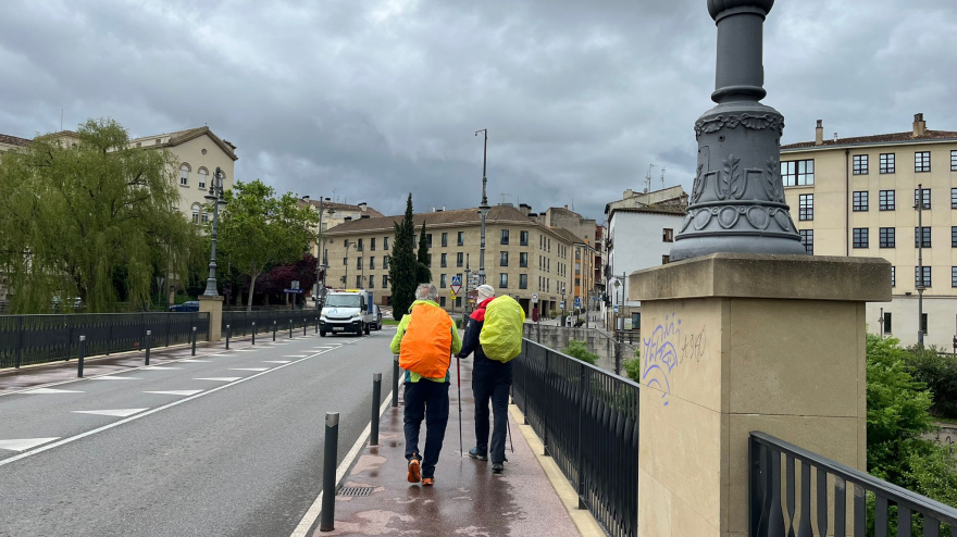 Un murciano que realiza el Camino de Santiago junto a un amigo, atraviesa Logroño y solo desea una cosa: "Él ya lo hizo"
