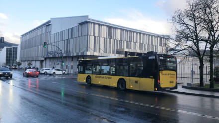 Un autobús circula por la ciudad de Ourense