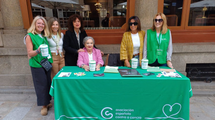 Imagen de archivo de una de las cuestaciones de la AECC en Ferrol