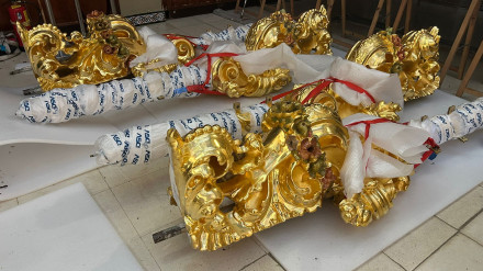 Las claves del montaje del trono de la Virgen de la Esperanza de Málaga para la Gran Procesión de Roma: “Como un mueble de Ikea”