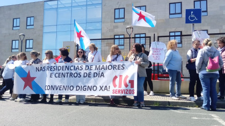 La concentración tuvo lugar delante de la residencia Domus Vi de Narón