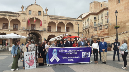 Concentración ante el Ayuntamiento de Lorca por el crimen de Dolores, vecina de Coy