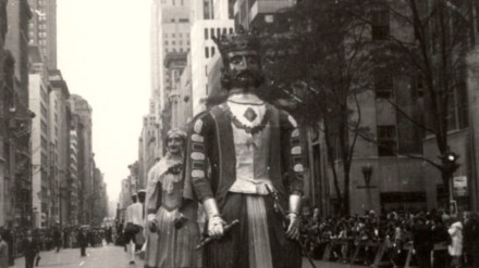 La Comparsa de Gigantes y Cabezudos desfiló por la Quinta Avenida de Nueva York el 10 de octubre de 1965