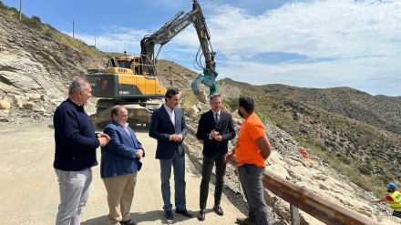 El alcalde, el consejero de Fomento y el director general de Carreteras supervisan las obras de la RM-D20